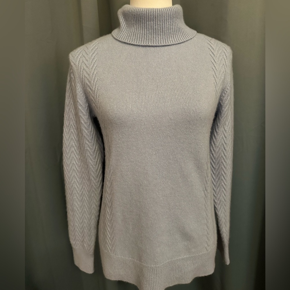 Orvis 100% Cashmere Baby Blue Turtleneck Sweater Size Medium.